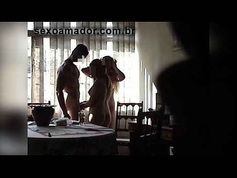 ❤️ Οι φίλοι του σεξ προσκαλούν έναν γιγαντιαίο άνδρα και ένα τρίο μαζί του ❌  στο el.porno-flix.ru ❌❤